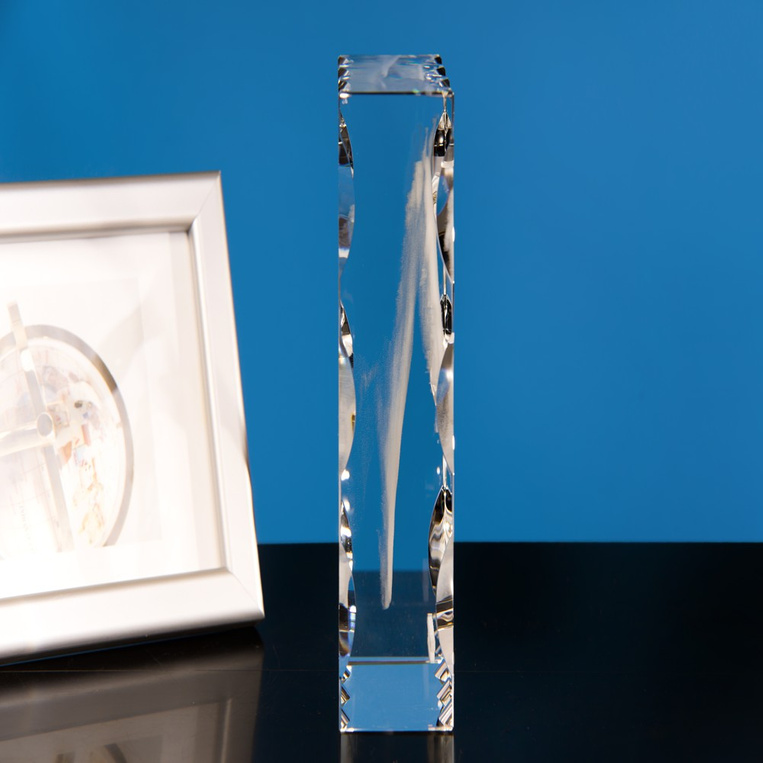 Prezent dla miłośnika koni - zdjęcie 3D konia wygrawerowane wewnątrz szklanej statuetki