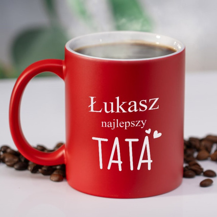 Czerwony kubek ceramiczny z grawerem DLA TATY – personalizowany