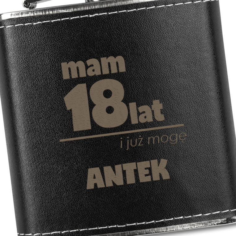 Piersiówka w skórze z grawerem z okazji 18 URODZIN