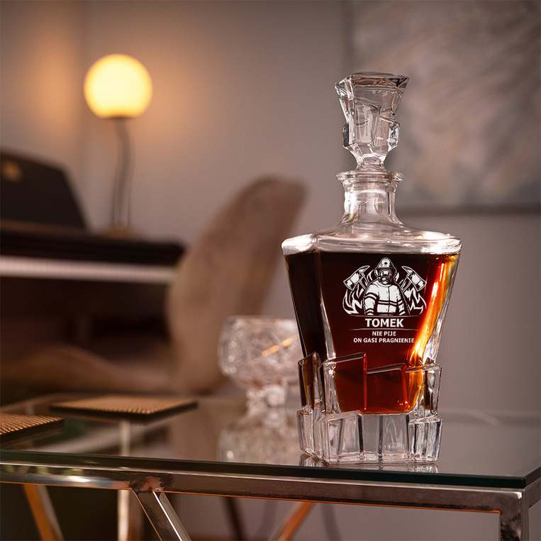 Zestaw do whisky DLA STRAŻAKA z humorem – „ON GASI PRAGNIENIE”