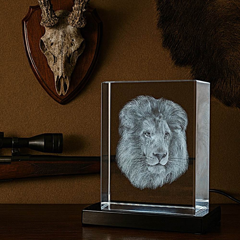 Statuetka 3D Lew z podświetleniem LED – trofeum z Wielkiej Piątki w szkle