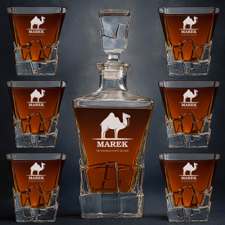 Karafka i 6 szklanek – prezent z humorem "NIE WIELBŁĄD NAPIĆ SIĘ MUSI"