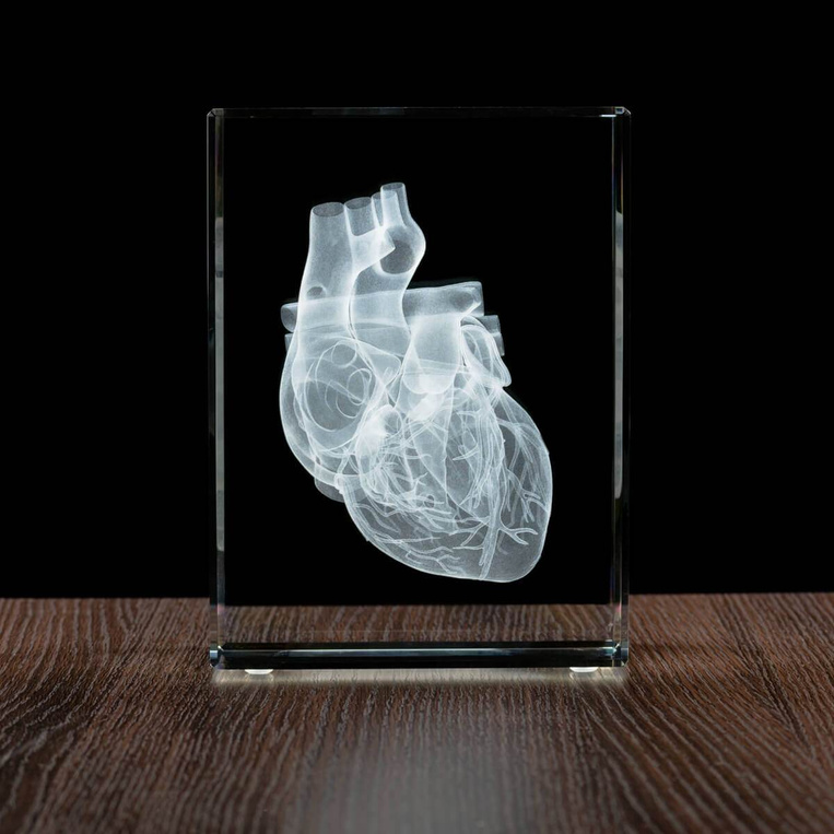 Szklana fotolampka LED z grawerunkiem 3D serca – statuetka 150×200×100 mm