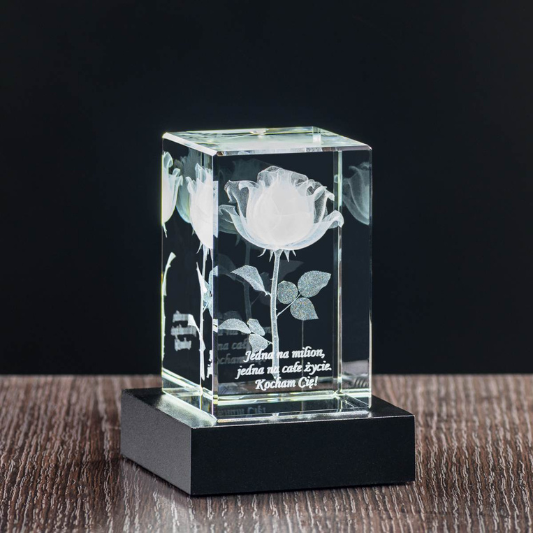 Statuetka szklana LED z grawerunkiem róży 3D i dedykacją – prezent na walentynki lub rocznicę