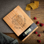 Waga kuchenna prostokątna z grawerem PRZEZ ŻOŁĄDEK DO SERCA prezent DLA PARY