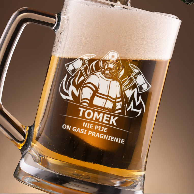 Kufel z żartobliwym grawerem DLA STRAŻAKA – prezent z humorem