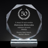 Grawerowana statuetka – prezent na 50. urodziny od przyjaciół, rodziny
