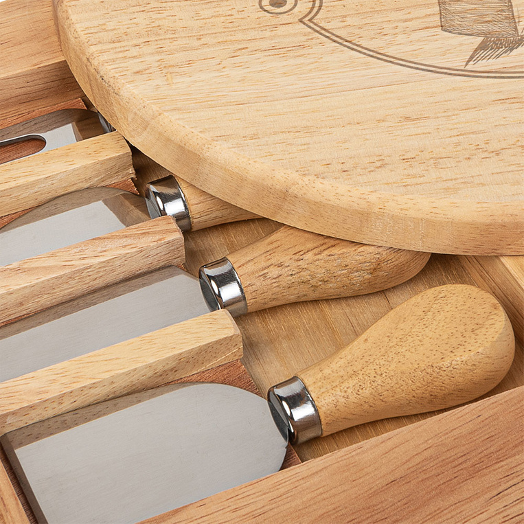 Grawerowana deska do serów - ZNA SIĘ NA SERACH + IMIĘ prezent DLA NIEJ