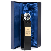 Statuetka z diamentem DLA BABCI na 60 URODZINY – złota tabliczka