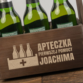 Nosidło na piwo z grawerem APTECZKA PIERWSZEJ POMOCY + IMIĘ