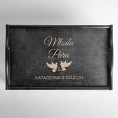 Czarny stolik śniadaniowy z grawerem dla Młodej Pary