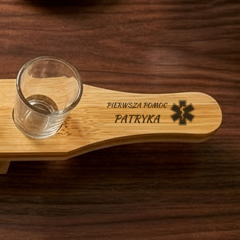 Zestaw to shotów - deska i 6 kieliszków z grawerem PIERWSZA POMOC + IMIE