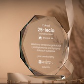 Szklana statuetka z grawerem – prezent na 25-LECIE FIRMY