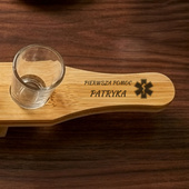 Zestaw to shotów - deska i 6 kieliszków z grawerem PIERWSZA POMOC + IMIE