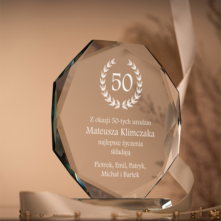 Grawerowana statuetka – prezent na 50. urodziny od przyjaciół, rodziny
