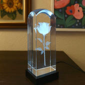 Kryształ z różą 3D na podstawce LED – wyjątkowy, personalizowany prezent