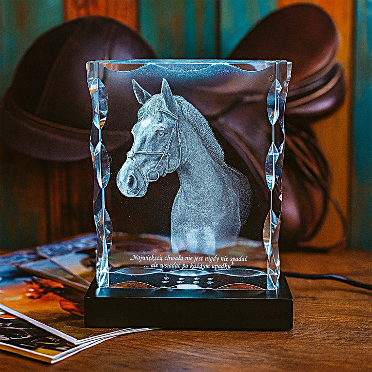 Szklana statuetka z koniem 3D – podświetlany fotokryształ z dedykacją