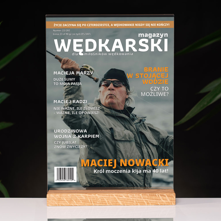 Statuetka ze szkła akrylowego 21x30 cm – Okładka „Magazyn Wędkarski”