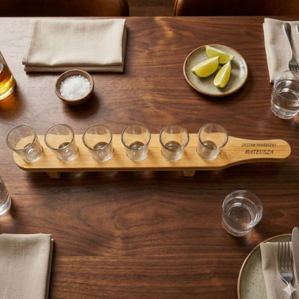 Deska z kieliszkami do shotów z grawerem ZESTAW PODRĘCZNY + IMIĘ