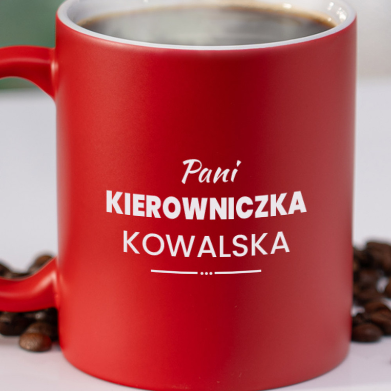 Czerwony kubek z grawerem „Pani Kierowniczka” – personalizowany
