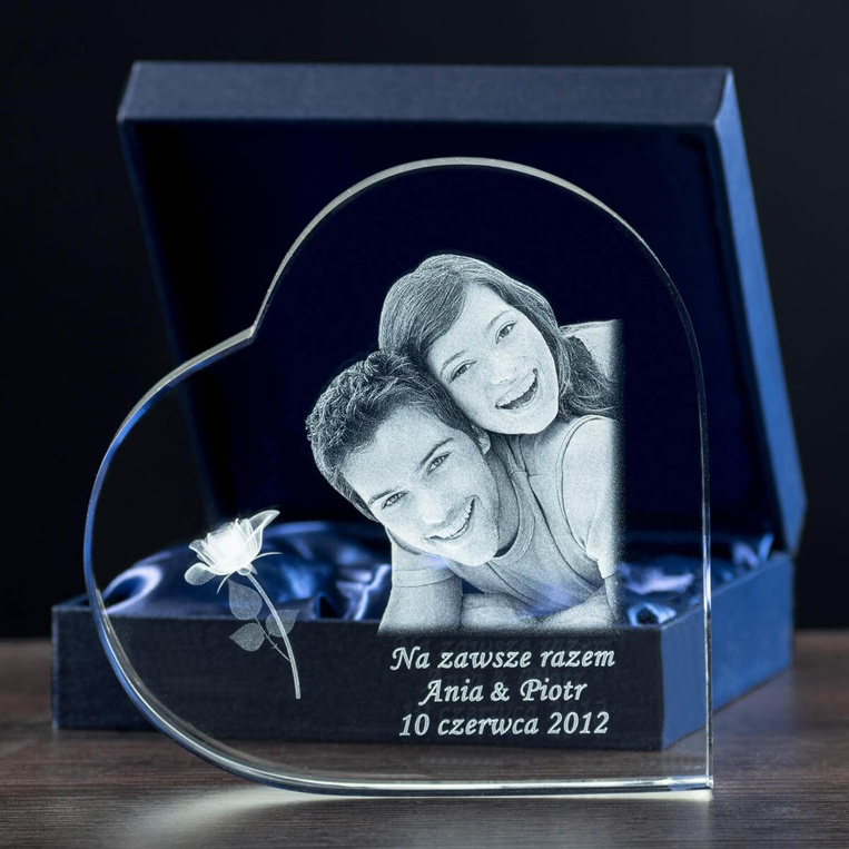 Kryształowa statuetka serce 3D z grawerem pary na podstawce LED – ekskluzywny prezent ślubny
