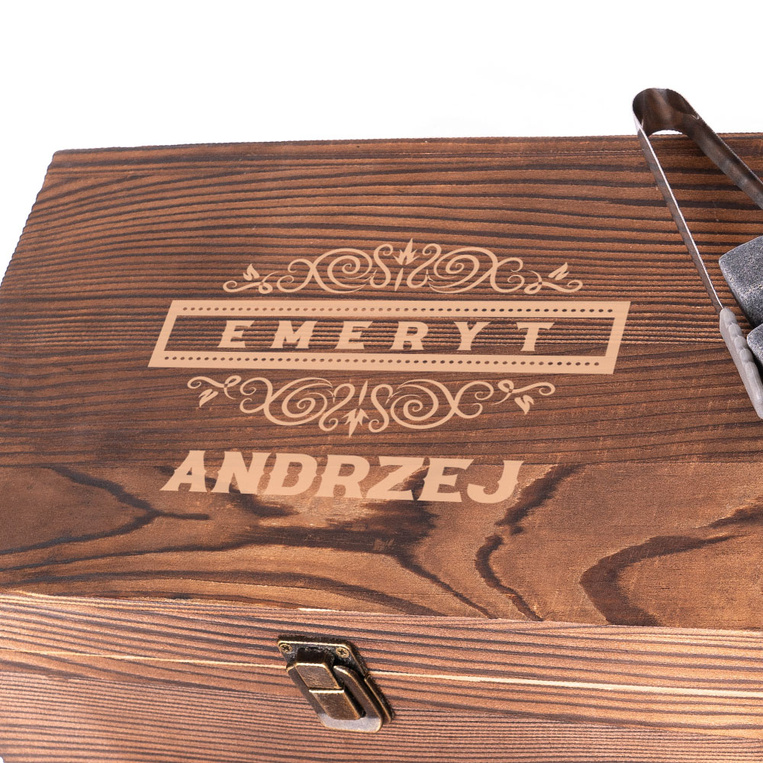 Zestaw do whisky z grawerem Emeryt + imię – PREZENT NA EMERYTURĘ dla niego