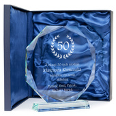 Grawerowana statuetka – prezent na 50. urodziny od przyjaciół, rodziny