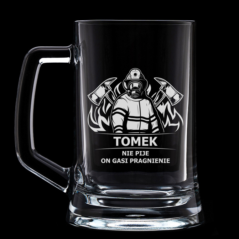 Kufel z żartobliwym grawerem DLA STRAŻAKA – prezent z humorem