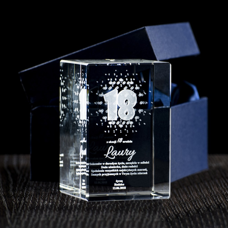 Prezent na 18-stkę - statuetka szklana z Twoją dedykacją