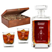 Karafka z 2 szklankami w drewnianej skrzynce z grawerem DLA KONESERA WHISKY 