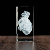 Szklana fotolampka LED z grawerunkiem 3D serca – statuetka 150×200×100 mm