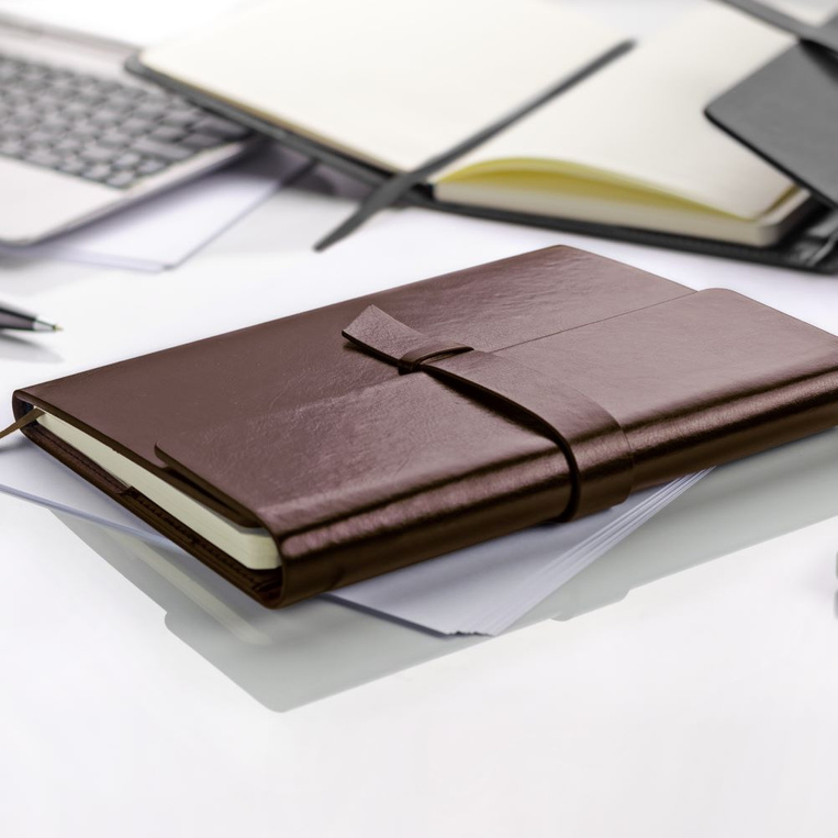 SKÓRZANY NOTES z grawerem imienia – 80 kartek w linię