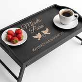 Czarny stolik śniadaniowy z grawerem dla Młodej Pary