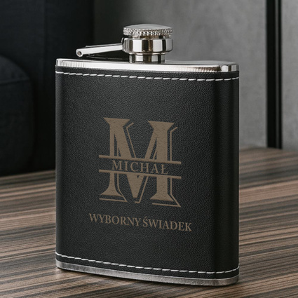 Piersiówka z grawerem dla świadka – WYBORNY ŚWIADEK, czarna skóra, prezent ślubny