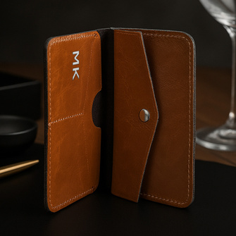 Portfel SLIM brązowy ze srebrnymi inicjałami – PREZENT DLA CHŁOPAKA, BRATA