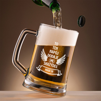 Kufel z grawerem TEN NAPÓJ DODAJE SKRZYDEŁ na prezent 