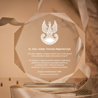 Szklana statuetka z grawerem – DLA ŻOŁNIERZA NA ZAKOŃCZENIE SŁUŻBY