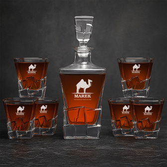 Karafka i 6 szklanek – prezent z humorem "NIE WIELBŁĄD NAPIĆ SIĘ MUSI"