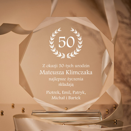 Grawerowana statuetka – prezent na 50. urodziny od przyjaciół, rodziny