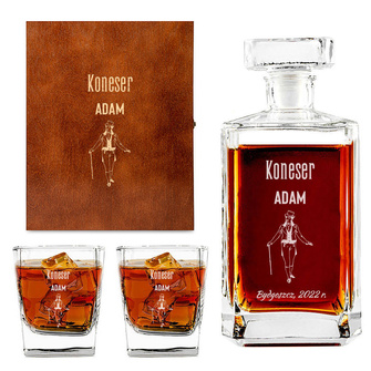 Karafka z 2 szklankami w drewnianej skrzynce z grawerem DLA KONESERA WHISKY 