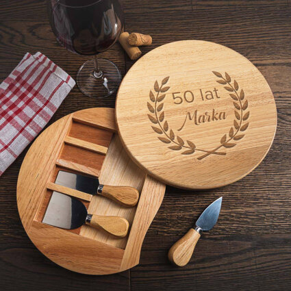 Deska z nożami do serwowania serów z grawerem na prezent z okazji 50 URODZIN