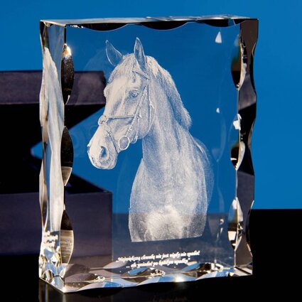 Prezent dla miłośnika koni - zdjęcie 3D konia wygrawerowane wewnątrz szklanej statuetki